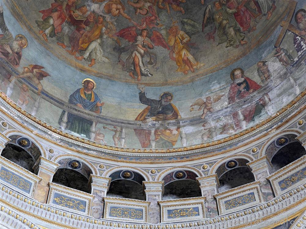 Caravaggio (Bergamo) - Dettaglio degli affreschi all'interno della cupola della Cappella del Santissimo Sacramento nella Chiesa dei Santi Fermo e Rustico